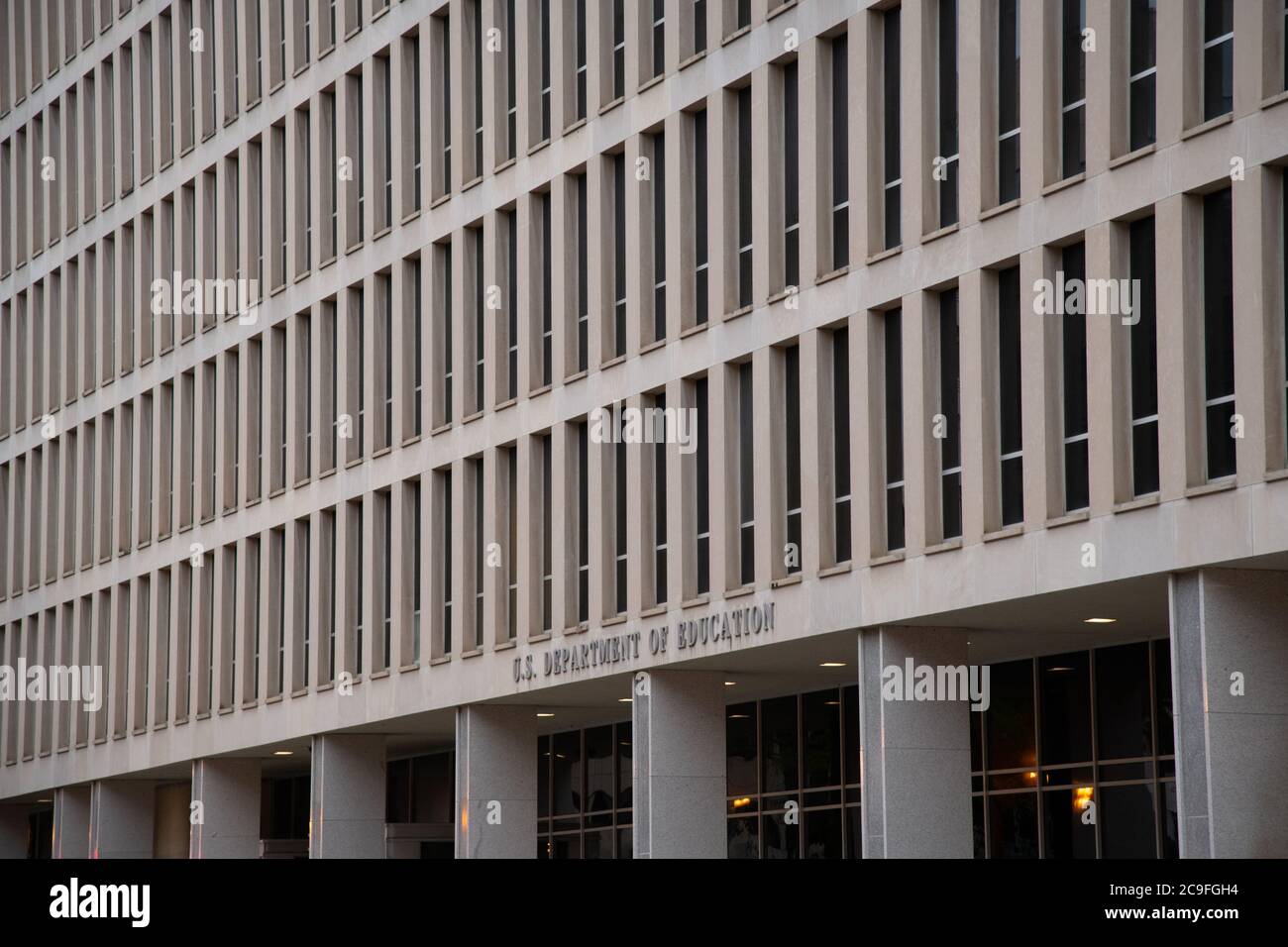 Washington, USA. Juli 2020. Eine allgemeine Ansicht des US-Bildungsministeriums in Washington, DC, am 31. Juli 2020 inmitten der Coronavirus-Pandemie. Diese Woche übertrafen die Vereinigten Staaten 150,000 bestätigte Todesfälle von COVID-19, obwohl die tatsächliche Zahl vermutlich deutlich höher ist, da die Verhandlungen innerhalb der Republikanischen Partei und des Senats vor den entscheidenden Fristen für Arbeitslosenversicherung, Räumung und das größere Konjunkturpaket sprangen. (Graeme Sloan/Sipa USA) Quelle: SIPA USA/Alamy Live News Stockfoto