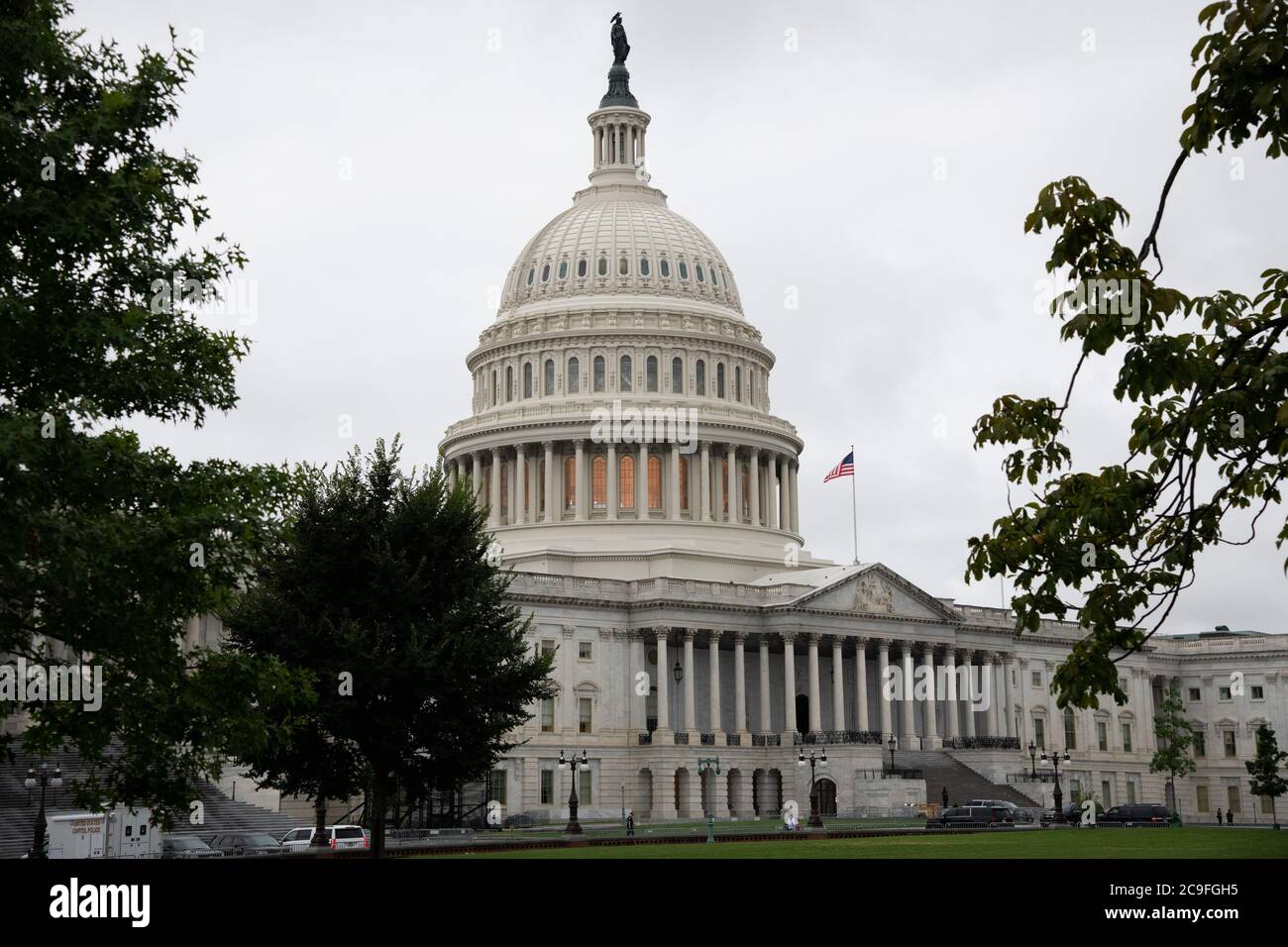 Washington, USA. Juli 2020. Eine allgemeine Ansicht des US-Kapitolgebäudes in Washington, DC, am 31. Juli 2020 inmitten der Coronavirus-Pandemie. Diese Woche übertrafen die Vereinigten Staaten 150,000 bestätigte Todesfälle von COVID-19, obwohl die tatsächliche Zahl vermutlich deutlich höher ist, da die Verhandlungen innerhalb der Republikanischen Partei und des Senats vor den entscheidenden Fristen für Arbeitslosenversicherung, Räumung und das größere Konjunkturpaket sprangen. (Graeme Sloan/Sipa USA) Quelle: SIPA USA/Alamy Live News Stockfoto