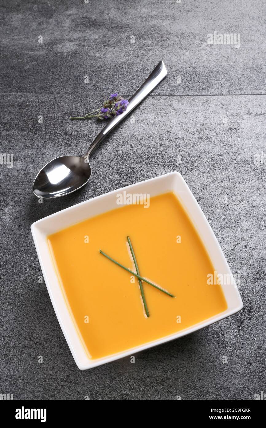Schüssel Gemüsesuppe auf schwarzem Hintergrund Stockfoto