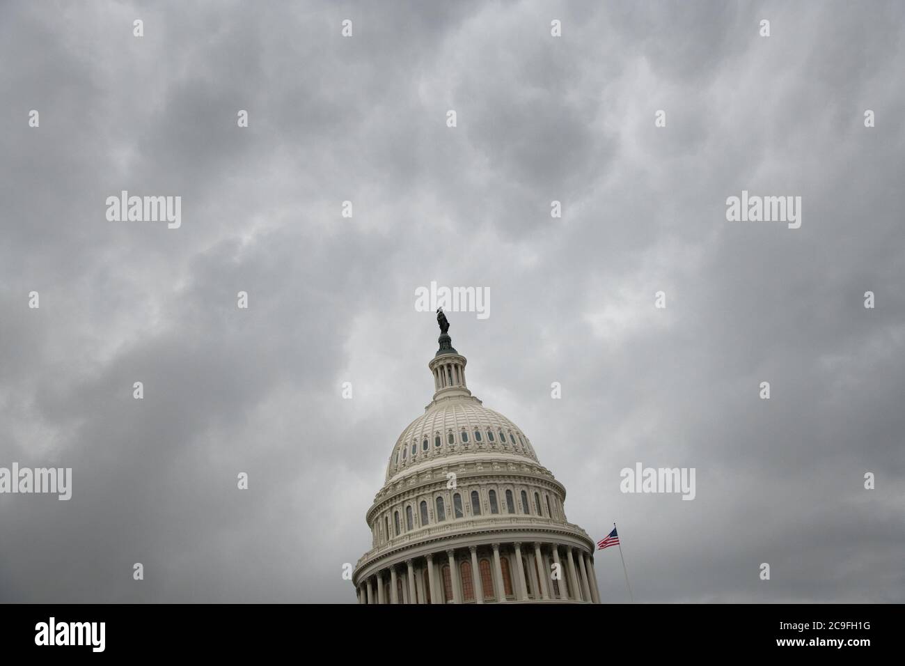 Washington, USA. Juli 2020. Eine allgemeine Ansicht des US-Kapitolgebäudes in Washington, DC, am 31. Juli 2020 inmitten der Coronavirus-Pandemie. Diese Woche übertrafen die Vereinigten Staaten 150,000 bestätigte Todesfälle von COVID-19, obwohl die tatsächliche Zahl vermutlich deutlich höher ist, da die Verhandlungen innerhalb der Republikanischen Partei und des Senats vor den entscheidenden Fristen für Arbeitslosenversicherung, Räumung und das größere Konjunkturpaket sprangen. (Graeme Sloan/Sipa USA) Quelle: SIPA USA/Alamy Live News Stockfoto