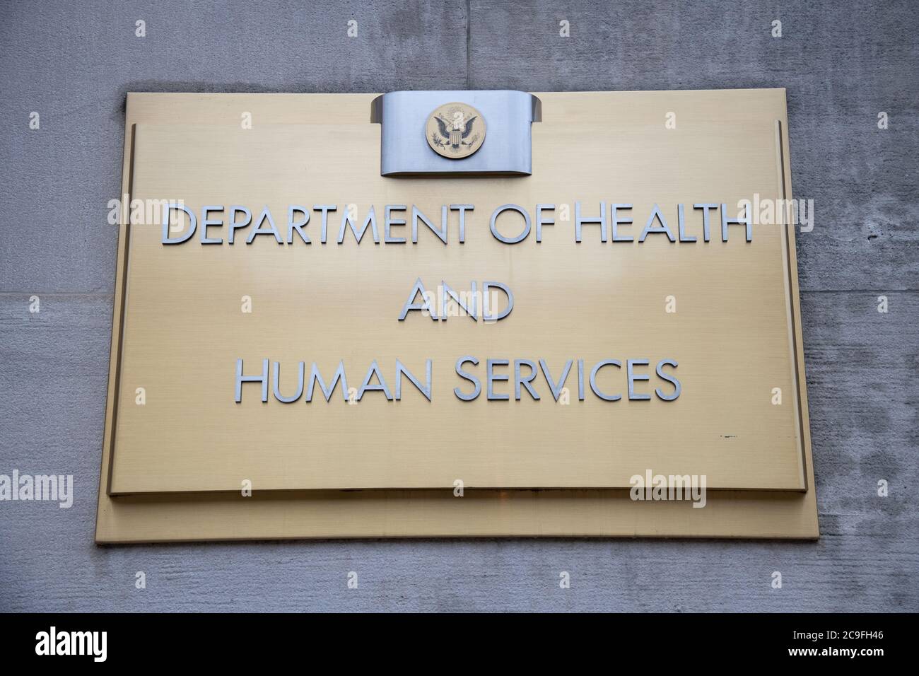 Washington, USA. Juli 2020. Eine allgemeine Ansicht des U.S. Department of Health and Human Services (HHS) unterzeichnen auf einem seiner Gebäude in Washington, DC, am 31. Juli 2020 inmitten der Coronavirus-Pandemie. Diese Woche übertrafen die Vereinigten Staaten 150,000 bestätigte Todesfälle von COVID-19, obwohl die tatsächliche Zahl vermutlich deutlich höher ist, da die Verhandlungen innerhalb der Republikanischen Partei und des Senats vor den entscheidenden Fristen für Arbeitslosenversicherung, Räumung und das größere Konjunkturpaket sprangen. (Graeme Sloan/Sipa USA) Quelle: SIPA USA/Alamy Live News Stockfoto