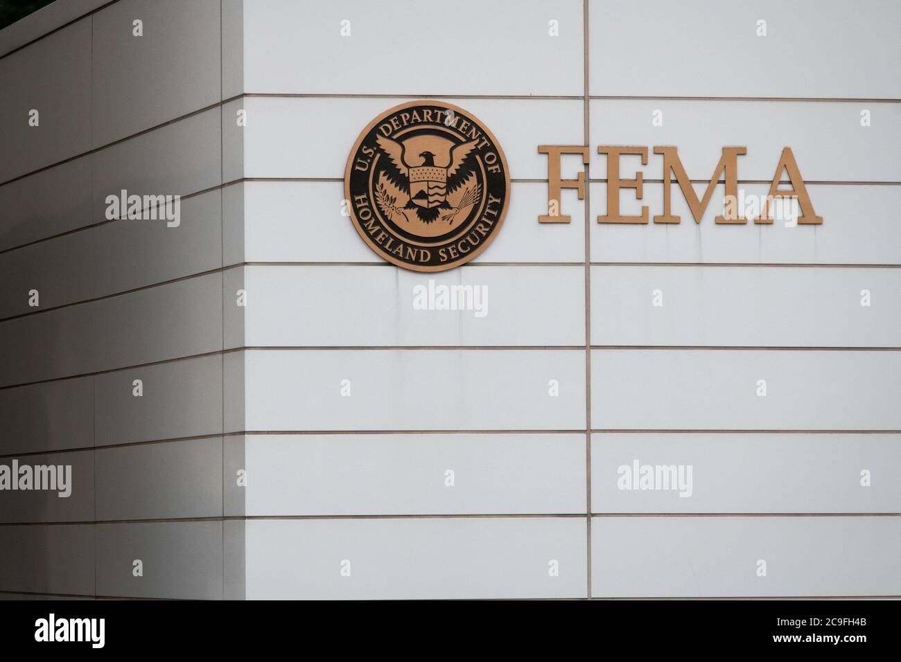 Washington, USA. Juli 2020. Eine allgemeine Ansicht der FEMA (USA Federal Emergency Management Administration)-Logo in Washington, DC, am 31. Juli 2020 inmitten der Coronavirus-Pandemie. Diese Woche übertrafen die Vereinigten Staaten 150,000 bestätigte Todesfälle von COVID-19, obwohl die tatsächliche Zahl vermutlich deutlich höher ist, da die Verhandlungen innerhalb der Republikanischen Partei und des Senats vor den entscheidenden Fristen für Arbeitslosenversicherung, Räumung und das größere Konjunkturpaket sprangen. (Graeme Sloan/Sipa USA) Quelle: SIPA USA/Alamy Live News Stockfoto