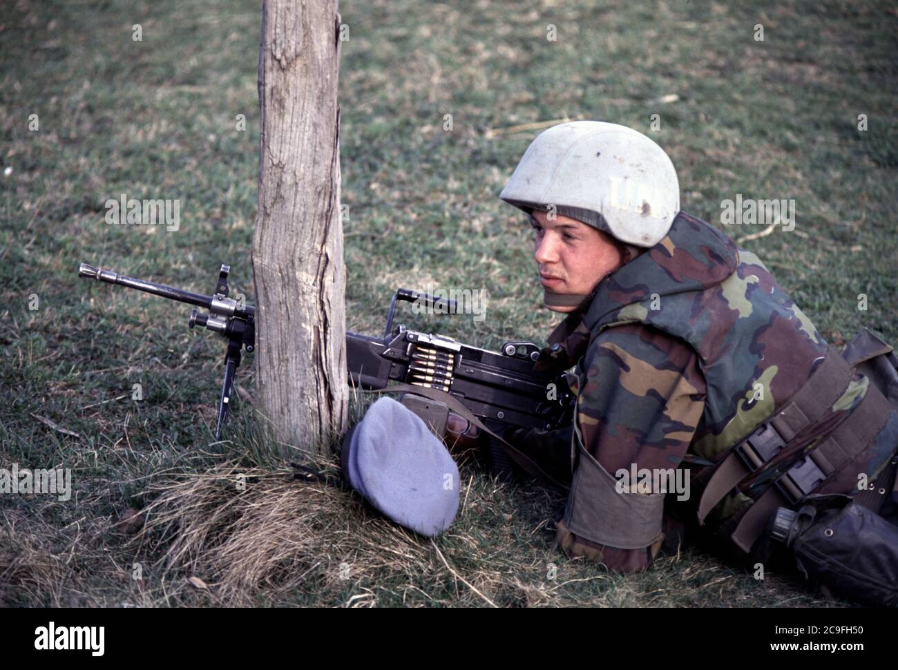 21. März 1994 während des Krieges in Bosnien: Ein belgischer Soldat mit UNPROFOR sichert sich eine Hubschrauberlandezone neben dem Stützpunkt der britischen Armee bei Vitez. Stockfoto