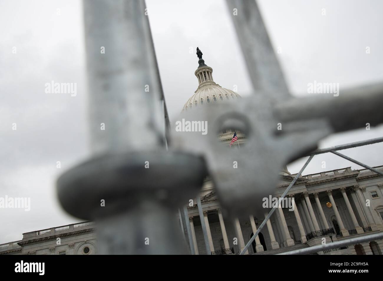 Washington, USA. Juli 2020. Eine allgemeine Ansicht des US-Kapitolgebäudes, wie durch Gerüste in Washington, DC, am 31. Juli 2020 inmitten der Coronavirus-Pandemie gesehen. Diese Woche übertrafen die Vereinigten Staaten 150,000 bestätigte Todesfälle von COVID-19, obwohl die tatsächliche Zahl vermutlich deutlich höher ist, da die Verhandlungen innerhalb der Republikanischen Partei und des Senats vor den entscheidenden Fristen für Arbeitslosenversicherung, Räumung und das größere Konjunkturpaket sprangen. (Graeme Sloan/Sipa USA) Quelle: SIPA USA/Alamy Live News Stockfoto