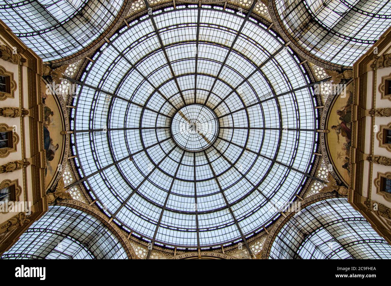 Mailand/Italien-10. Juli 2016: Die Glaskuppel der Galerie Vittorio Emanuele II, Italiens ältestes aktives Einkaufszentrum und ein wichtiges Wahrzeichen Mailands Stockfoto