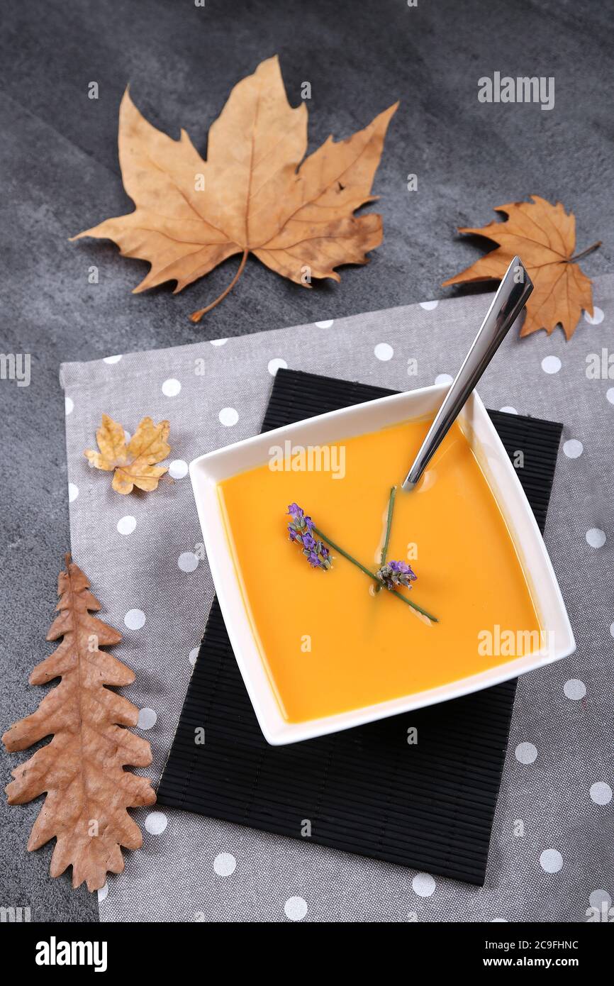 Schüssel Gemüsesuppe auf schwarzem Hintergrund Stockfoto