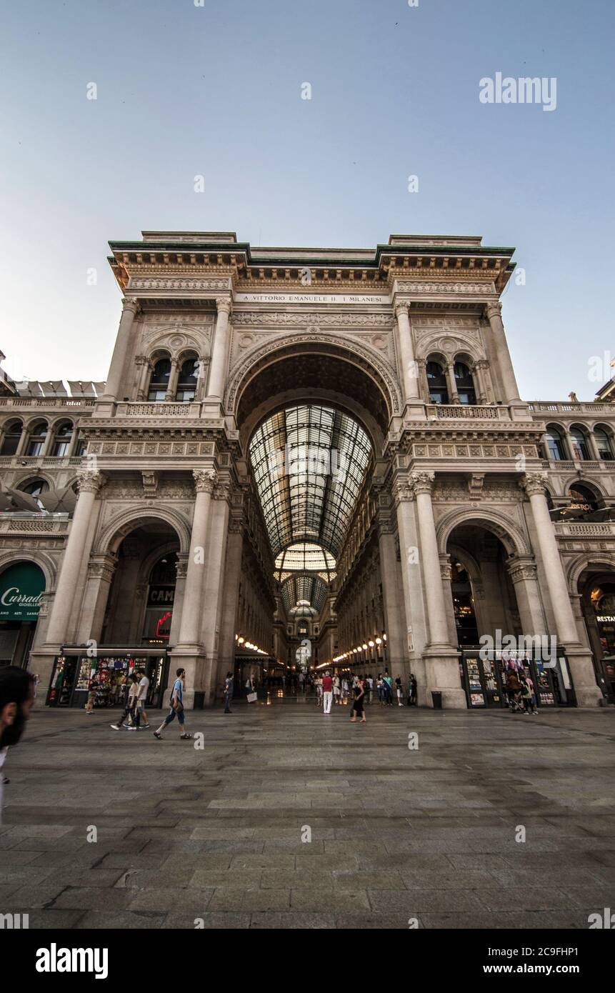 Mailand/Italien-10. Juli 2016:der überfüllte Eingang der Galerie Vittorio Emanuele II, Italiens ältestes aktives Einkaufszentrum und ein wichtiges Wahrzeichen Mailands Stockfoto