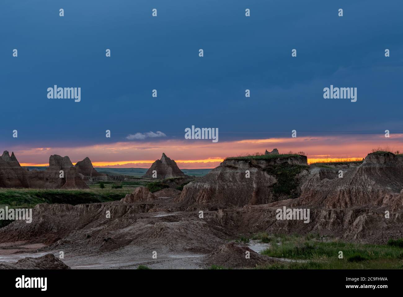 Ein aktiver Sturm über den Bergen des Badlands National Park in South Dakota bietet eine wunderschöne Wolkenlandschaft gegen die zerklüfteten Berge. Stockfoto