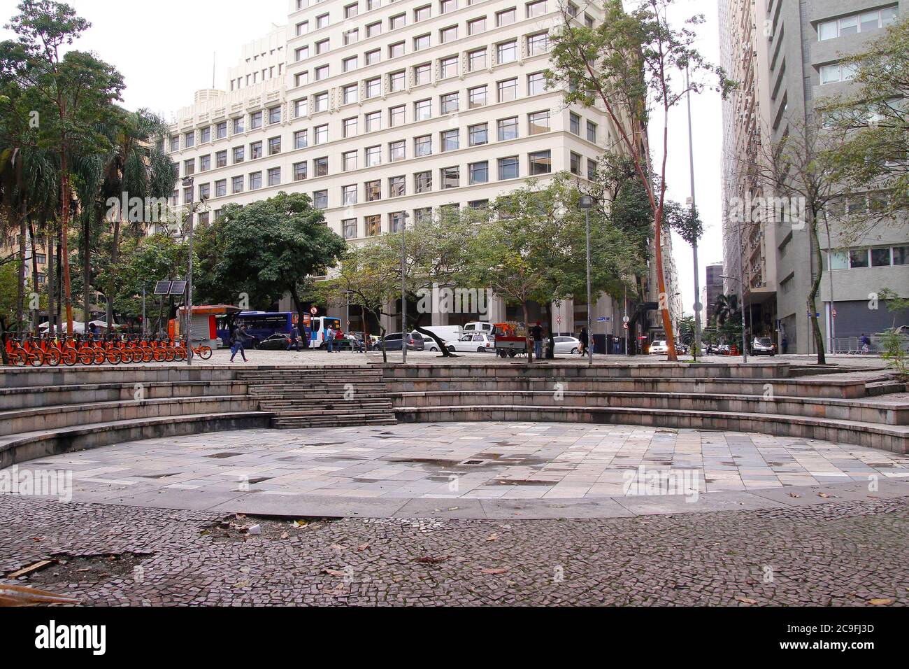 Rio De Janeiro, Brasilien. Juli 2020. Genehmigt am vergangenen Dienstag (28) die Änderungen des Gesetzes von Puxadinho bedrohen Buraco do Lume offiziell genannt Praça Mario Lago. Die Website wurde im März dieses Jahres von ALERJ aufgeführt und die Änderung von den Räten genehmigt widerruft die Auflistung. Architekten und Stadtplaner haben die neue Gesetzgebung kritisiert, die die Legalisierung irregulärer Arbeiten erlaubt. Kredit: Lorando Labbe/FotoArena/Alamy Live Nachrichten Stockfoto