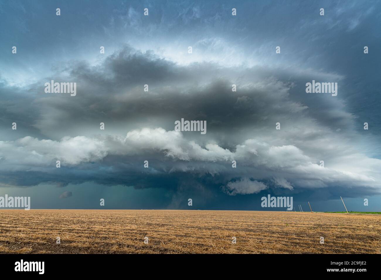 Panorama eines massiven Mesocyclone Wetter supercell, die eine Pre-Tornado-Bühne ist, passiert einen grasbewachsenen Teil der Great Plains, während heftig versuchen Stockfoto