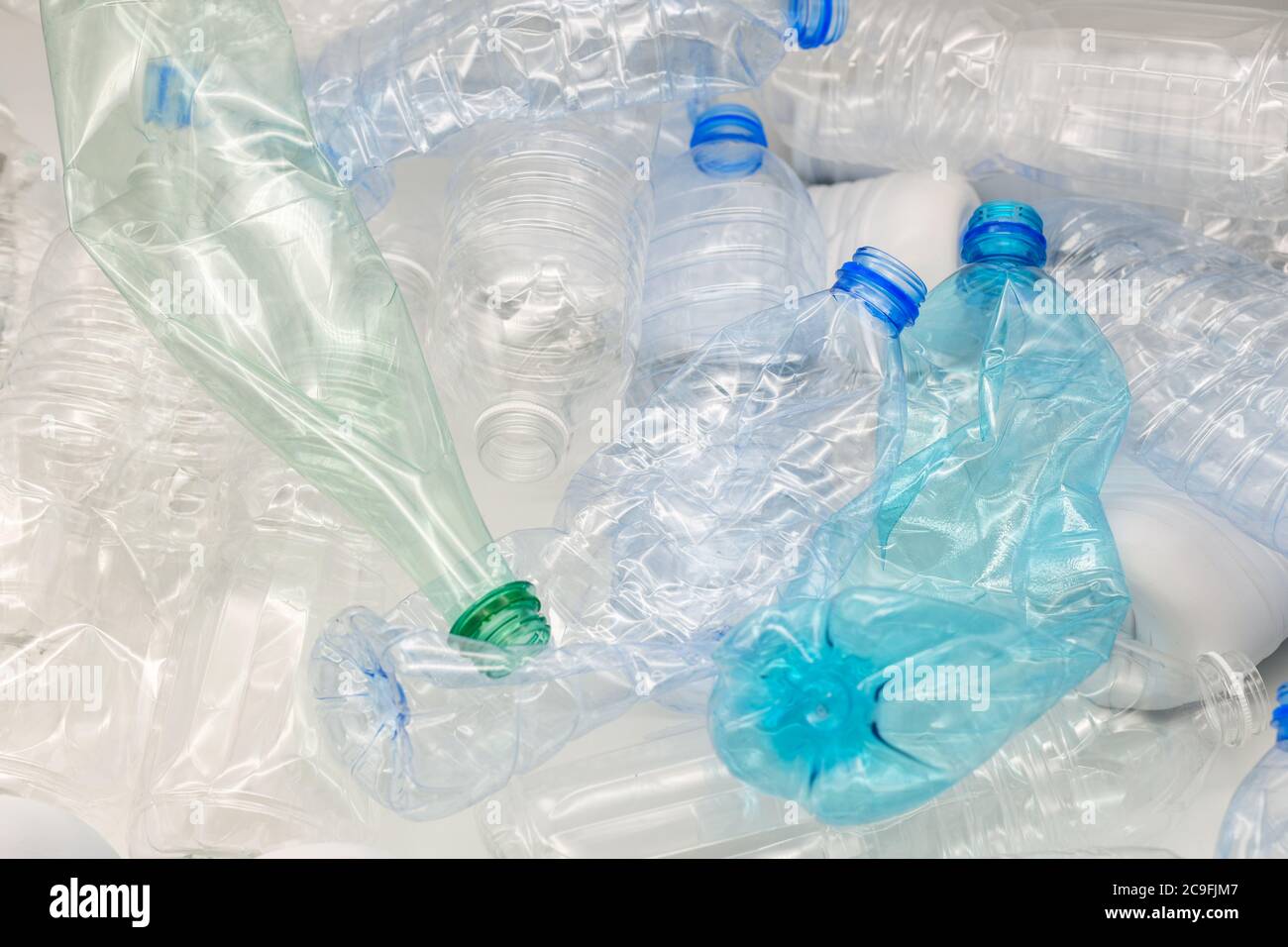 Leere komprimierte Kunststoffflaschen Sortierung Stockfoto