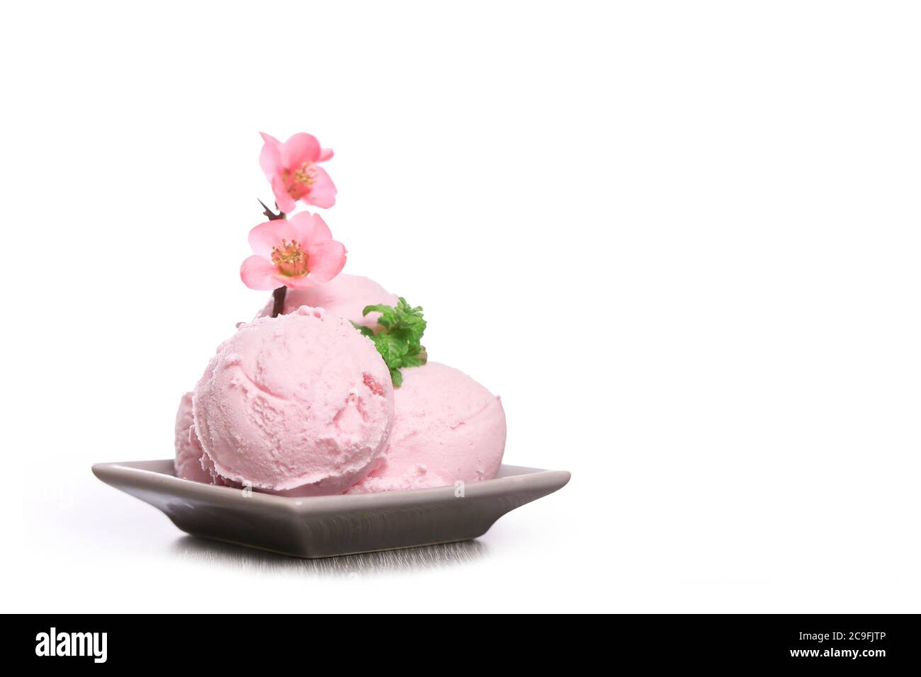 Erdbeereis auf weißem Hintergrund, Dessert Stockfoto