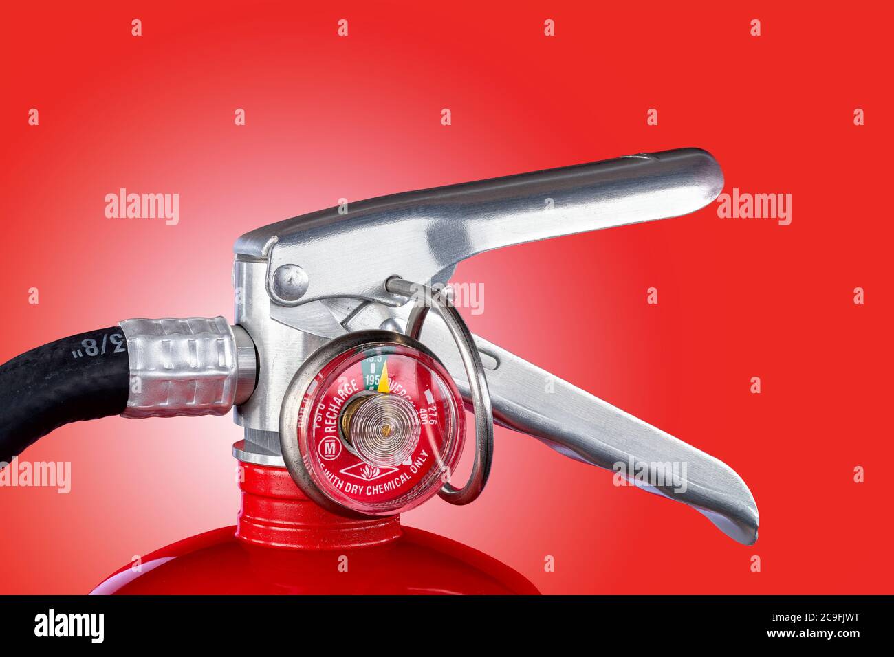 Ein klassisches rotes Feuerlöscherventil auf einem roten Gradienten Hintergrund für den Einsatz als Designelement oder Sicherheitsinferenz für den Heim- und Geschäftsschutz. Stockfoto