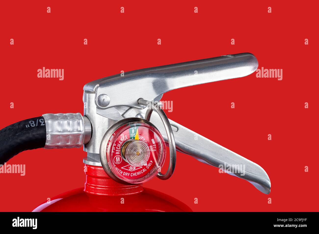 Ein klassisches rotes Feuerlöscherventil auf rotem Hintergrund für den Einsatz als Designelement oder Sicherheitselement für den Heim- und Geschäftsschutz. Stockfoto