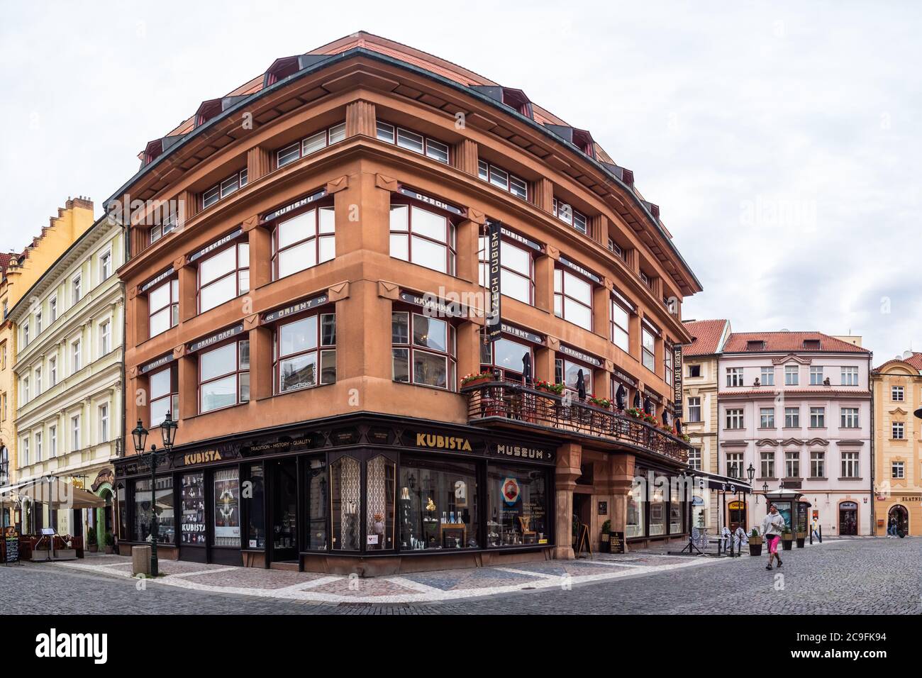 Prag, Tschechische Republik - Juli 11 2020: Kubistisches Haus der Schwarzen Madonna oder Schwarze Gottesmutter mit Grand Cafe Orient, auch Dum U Cerne Matky genannt Stockfoto