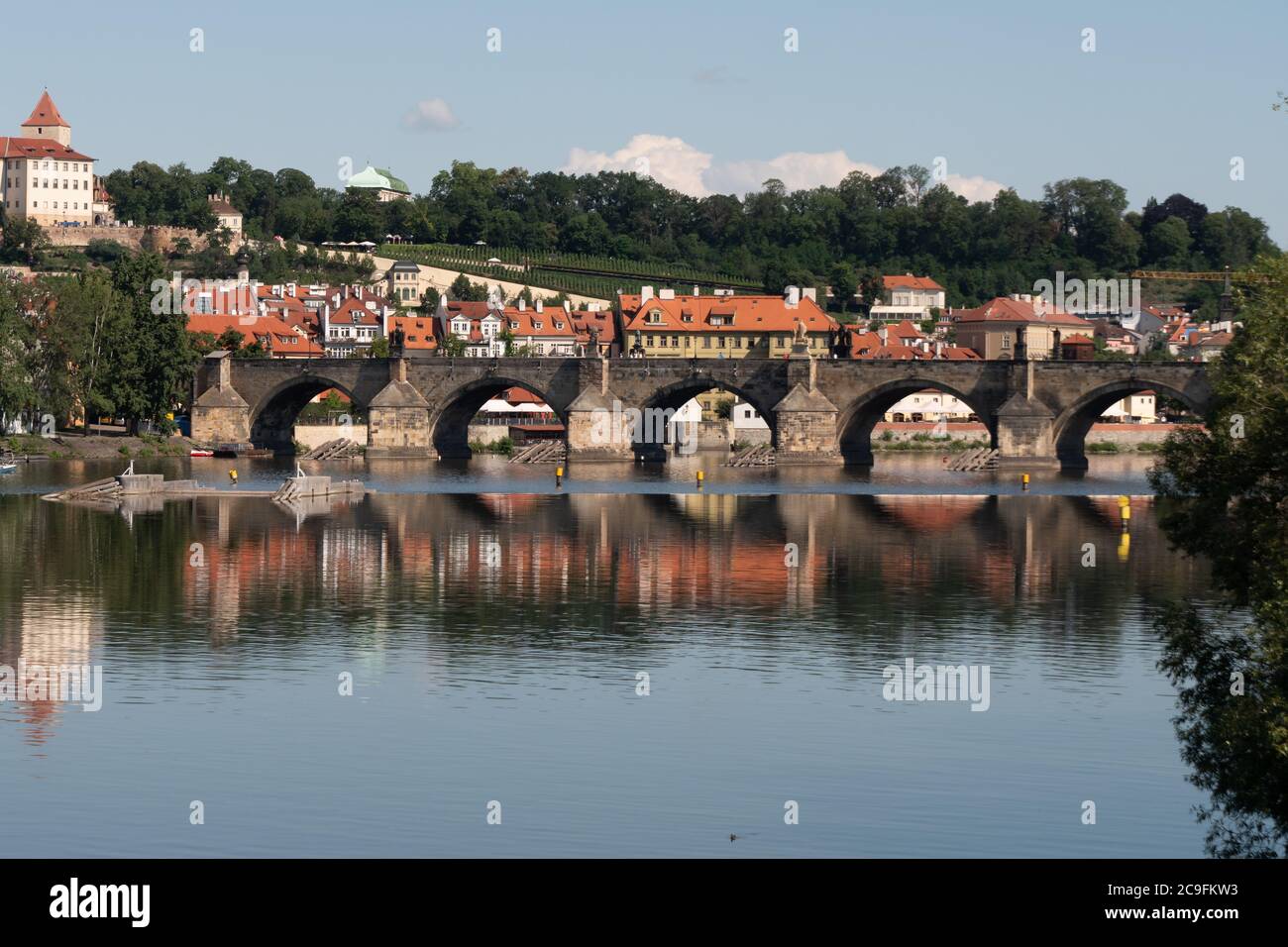 Gotische Karlsbrücke und Moldau, ein Stadtbild in Prag, Böhmen, Tschechische Republik Stockfoto