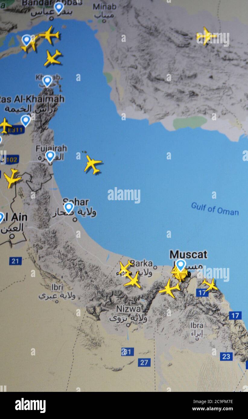 Flugverkehr über Oman und Ormutz-Meerenge (22. juli 2020, UTC 08.22) im Internet mit Flightradar 24-Standort, während der Coronavirus-Pandemie Stockfoto