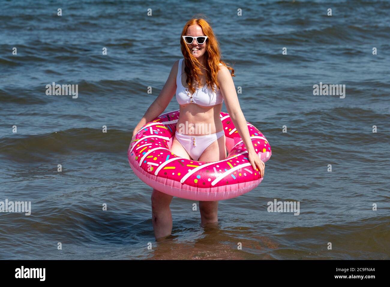 Edinburgh, Schottland, Großbritannien. 31. Juli 2020. Temperatur von 25C und Sonnenschein brachten riesige Menschenmassen nach Portobello Beach außerhalb von Edinburgh. Mehrere große Gruppen von Teenagern genossen den Strand und alkoholische Getränke waren sehr beliebt. Iain Masterton/Alamy Live News Stockfoto