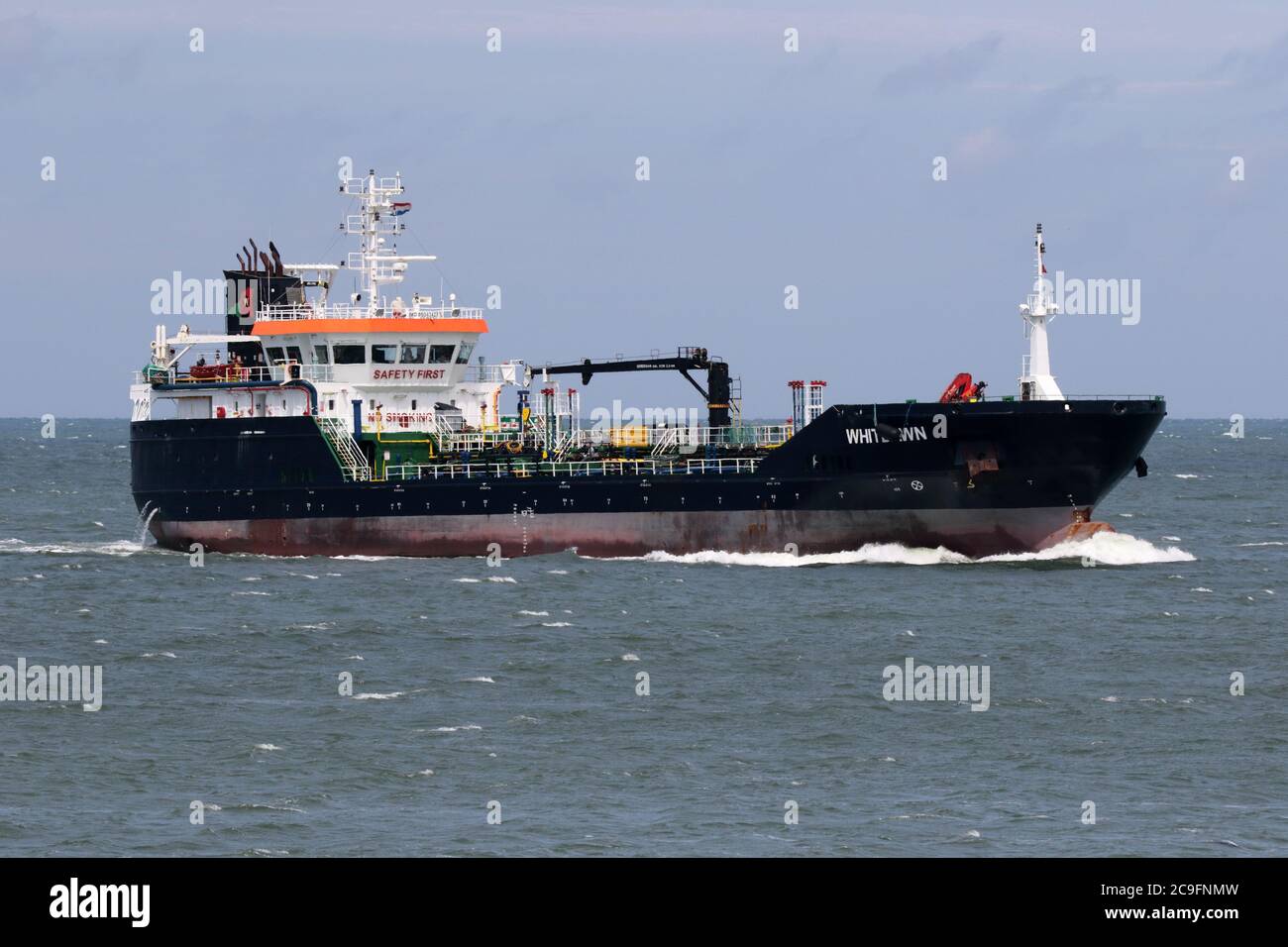 Der kleine Produkttanker Whitedawn wird am 3. Juli 2020 den Hafen von Rotterdam erreichen. Stockfoto