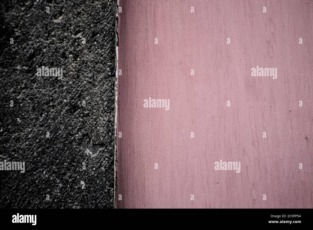 Dunkle Stein und gedämpfte burgunderrote Farbbänder, Wand Grafik Hintergrund Element. Stockfoto