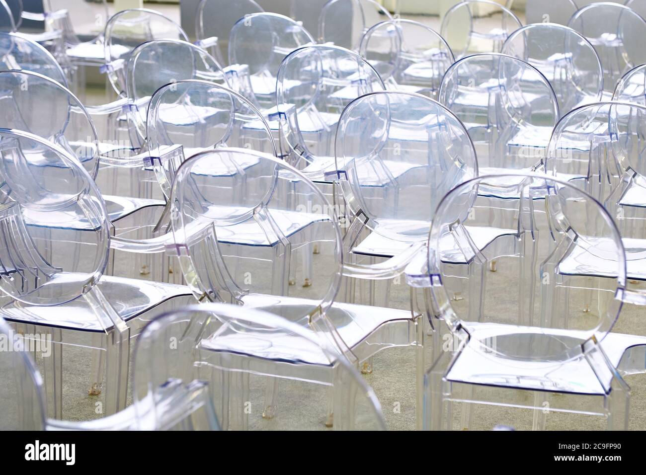 Transparente Kunststoffstühle im Konferenzraum Stockfoto