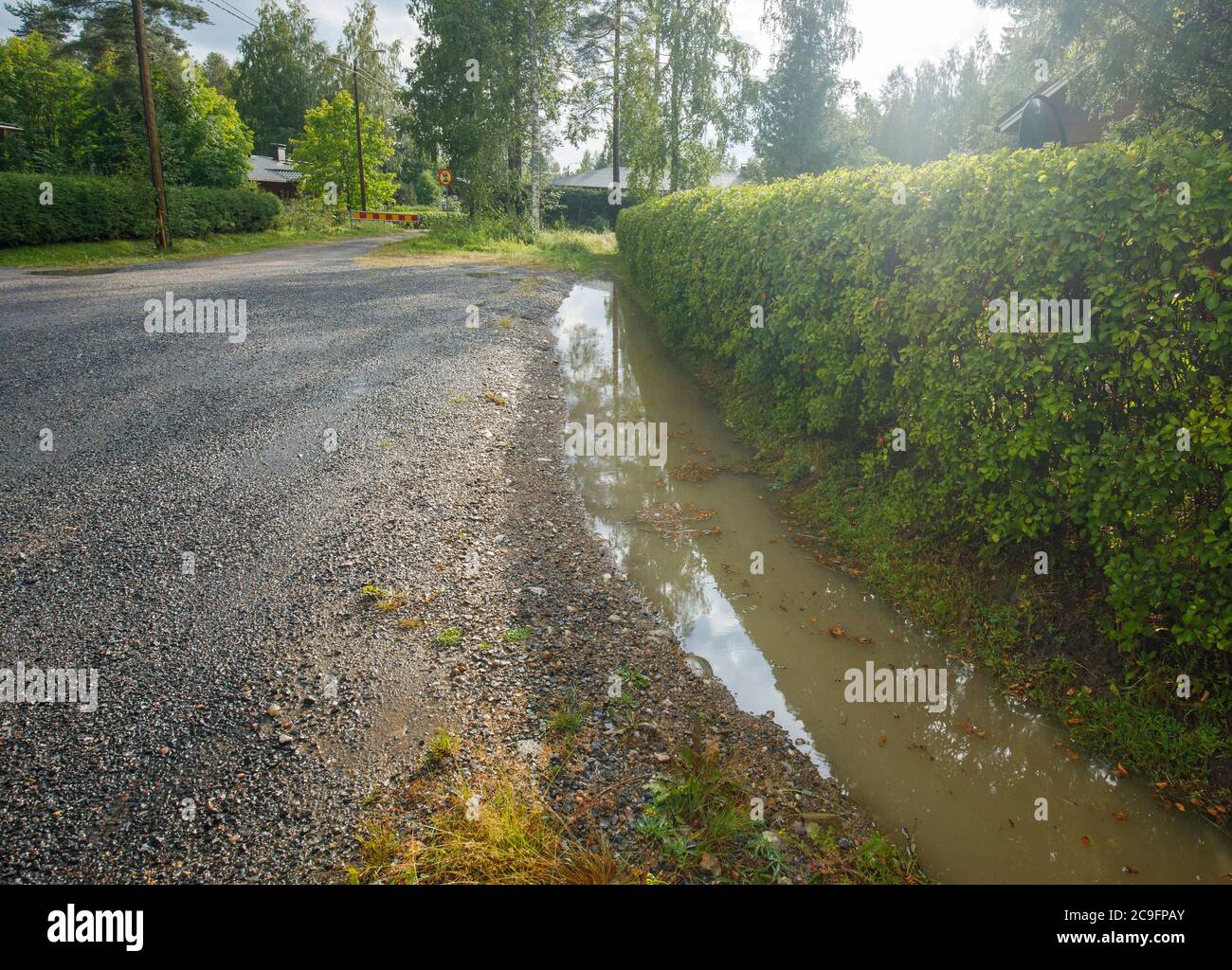 Straßengraben voll von Sediment reich schmutziges Wasser nach Regenguss, Finnland Stockfoto