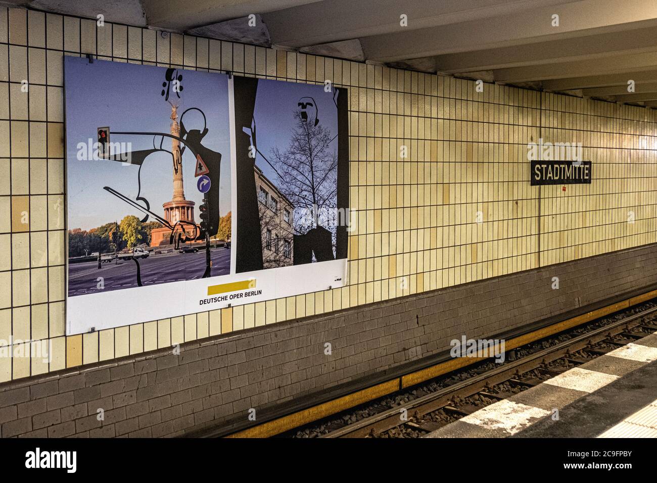 U Stadtmitte U-Bahn U-Bahn-Station innen Bahnhofsname und cremefarbene Fliesen auf dem Bahnsteig der U2 in Mitte, Berlin Stockfoto