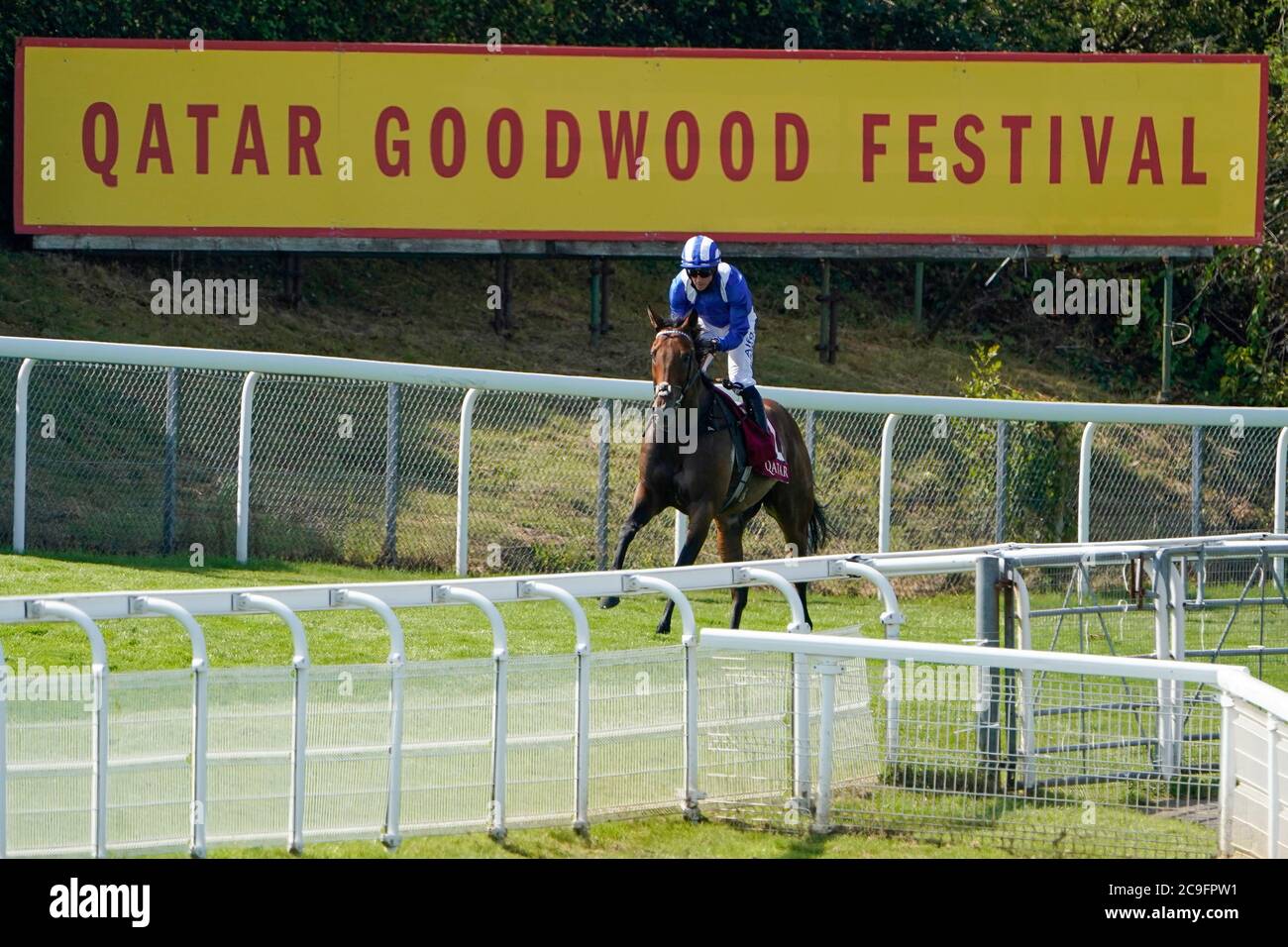 Battaash von Jim Crowley geritten kehrt zurück, nachdem er die King George Qatar Stakes am vierten Tag des Goodwood Festivals auf der Goodwood Racecourse in Chichester gewonnen hat. Stockfoto