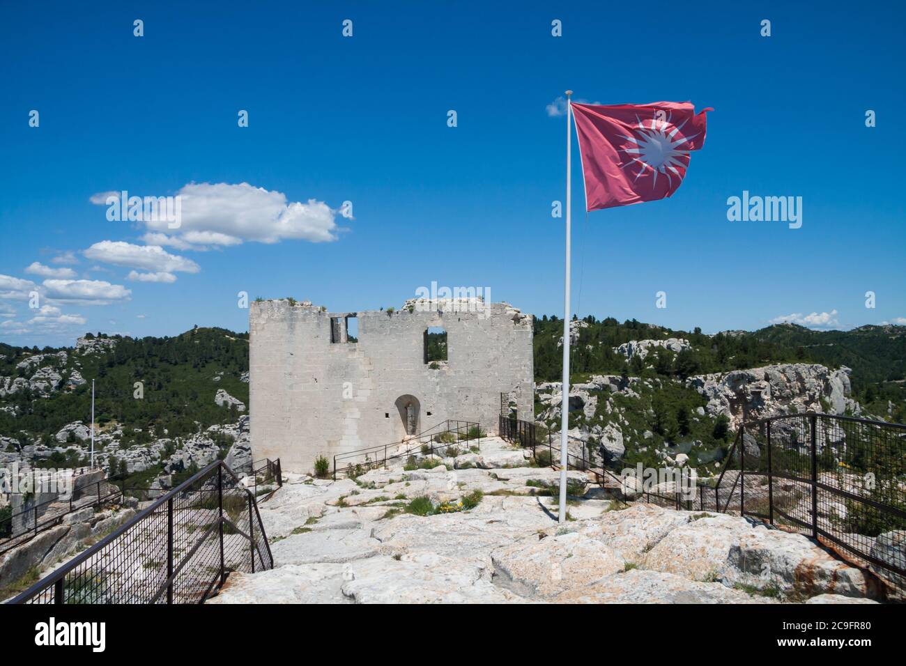 Schloss mit Flagge in der historischen Stadt Les Baux de Provence im Süden Frankreichs Stockfoto