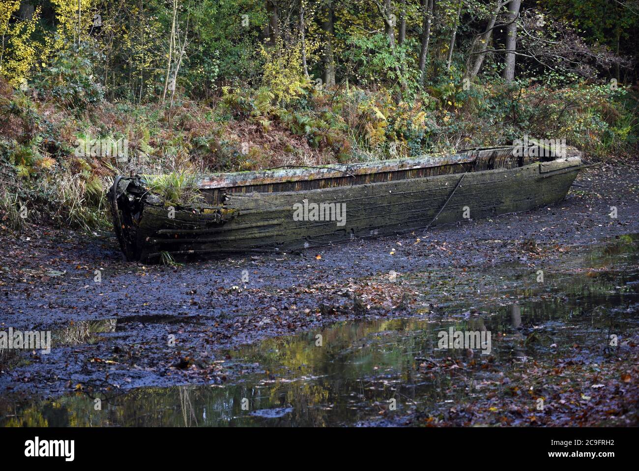 Ein verlassenes Boot liegt am Fuße eines leeren Kanals in Surrey Stockfoto