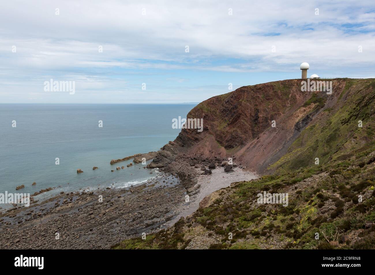 Devon Küste in der Nähe von Hartland Point mit Radarturm auf Clifftop Stockfoto