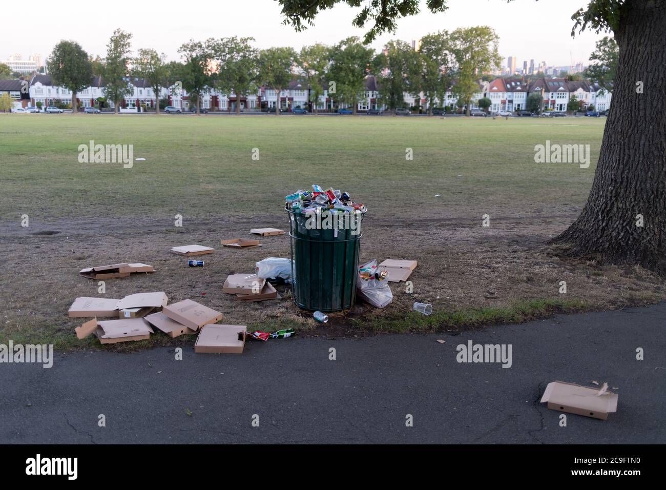 Nach einer nächtlichen Party von Parknutzern während der Coronavirus-Pandemie wird am 30. Juli 2020 in Lambeth, Süd-London, England, Müll und Abfall über das Gras im Ruskin Park gestreut. Stockfoto