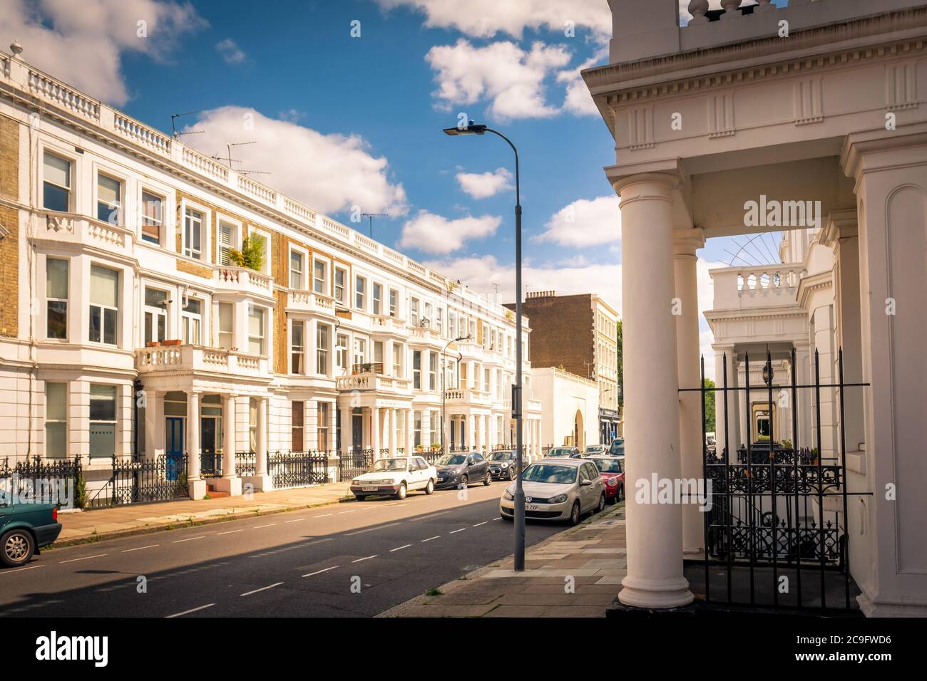 Attraktive Straße von Wohn-Reihenhäusern auf Kensington, West London Stockfoto