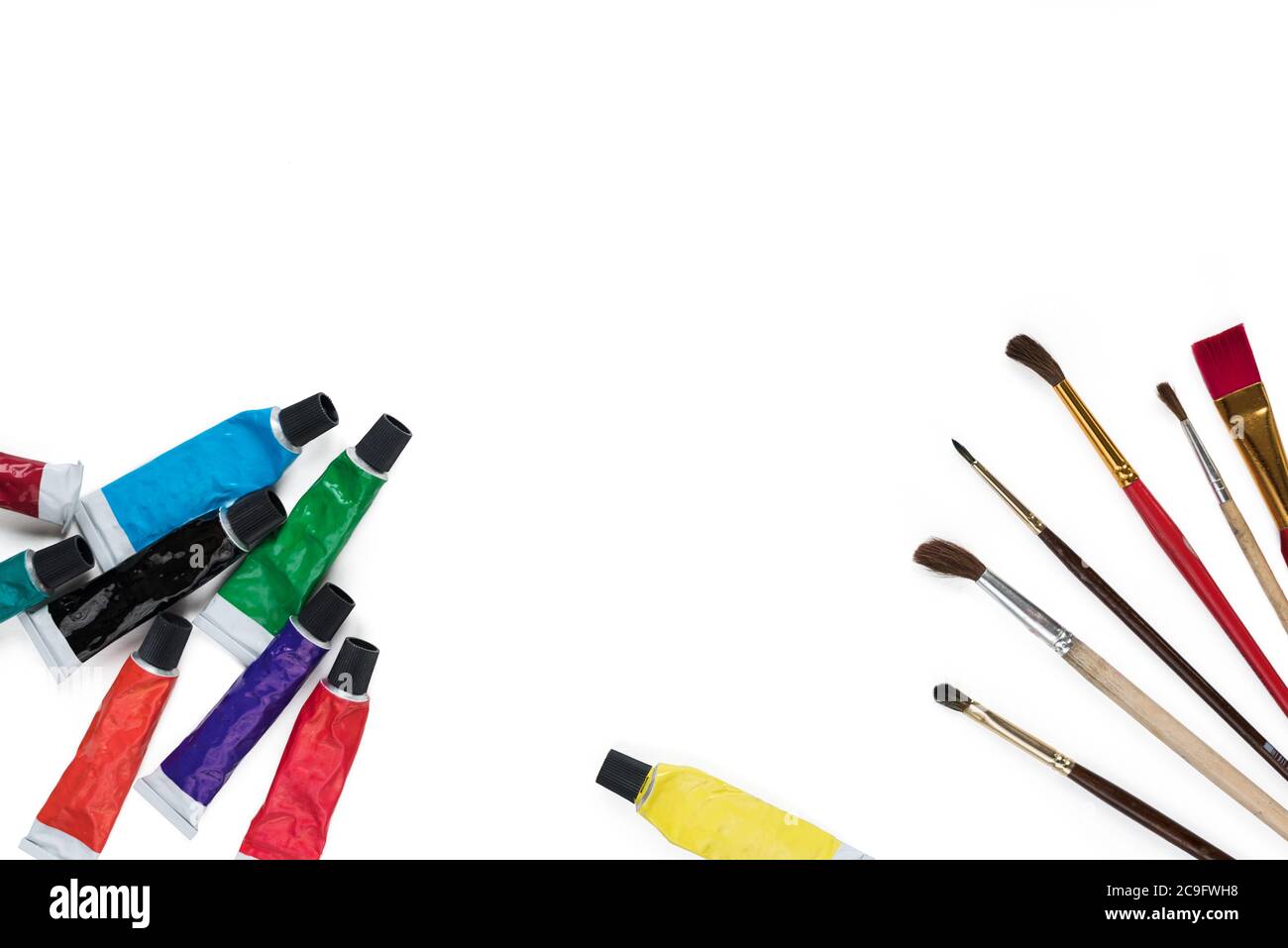 Tuben mit mehrfarbigen Acrylfarben und Pinsel isoliert auf weißem Hintergrund. Kreativität und Hobby-Konzept. Speicherplatz kopieren Stockfoto