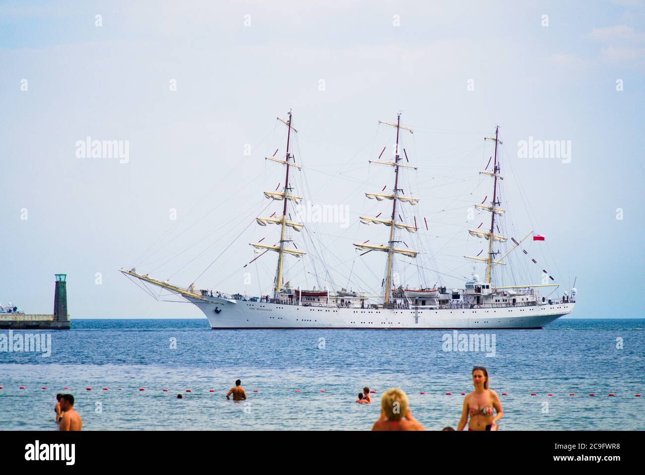 Das polnische Segelschulschiff dar Mlodziezy kommt auf die Gdynia Hafen nach tragischem Unfall, der am selben Tag auftrat - Juli 2020 Stockfoto