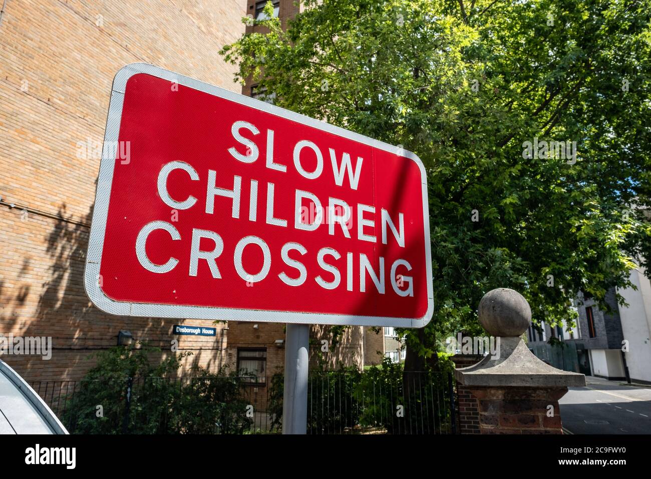 Slow Children Crossing Schild in der Nähe einer Schule in Kensington, l London, Kindersicherheit Stockfoto