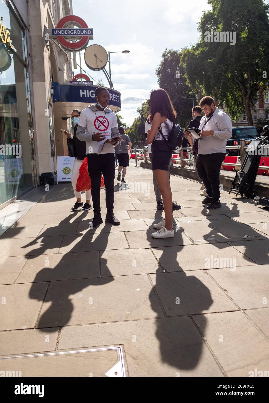 London - Juli 2020: Lebt nicht Messer Charity Canvaser auf Kensington High Street - ein Jugendlicher geführt Anti Messer Kriminalität Wohltätigkeitsorganisation Stockfoto
