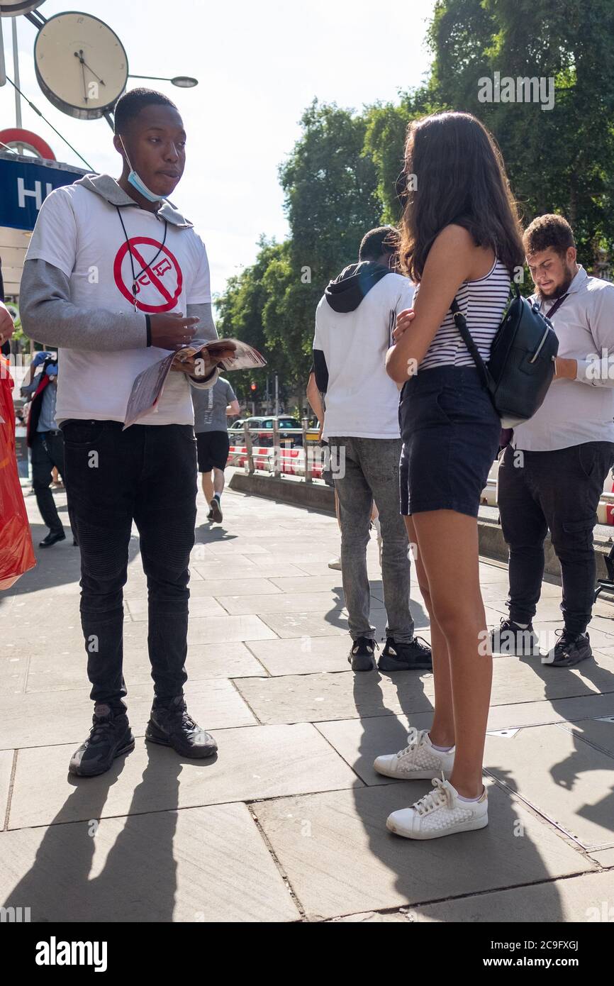 London - Juli 2020: Lebt nicht Messer Charity Canvaser auf Kensington High Street - ein Jugendlicher geführt Anti Messer Kriminalität Wohltätigkeitsorganisation Stockfoto