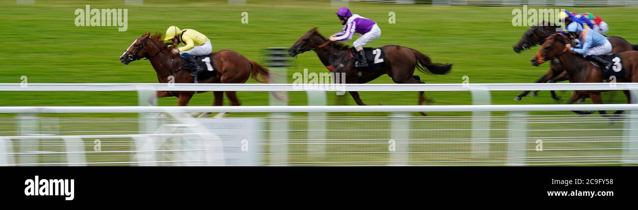 Zamaani mit William Buick (links) gewinnt die New Unibet Instant Roulette Nursery am vierten Tag des Goodwood Festivals auf der Goodwood Racecourse, Chichester. Stockfoto