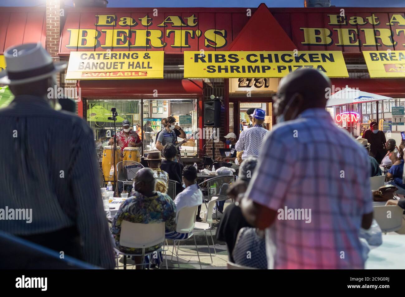 Detroit, Michigan - Bert's Jazz Club, ein beliebter Veranstaltungsort im Eastern Market District, hat während der Coronaviru Unterhaltung und Essen im Freien verlegt Stockfoto