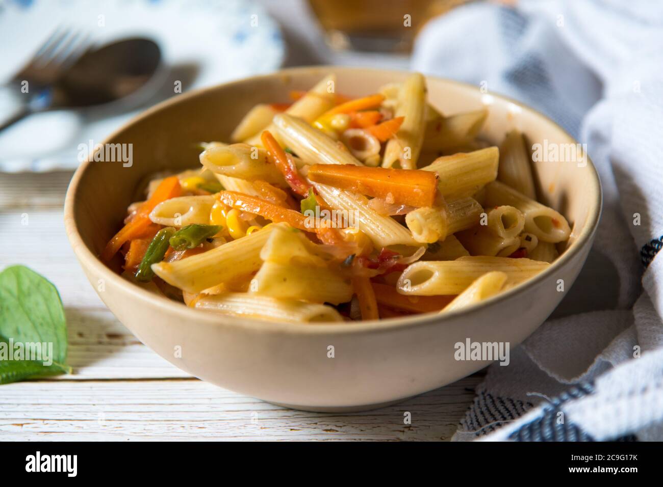 Nahaufnahme der fertig gekochten Pasta serviert in Eine Schüssel auf einem Hintergrund Stockfoto