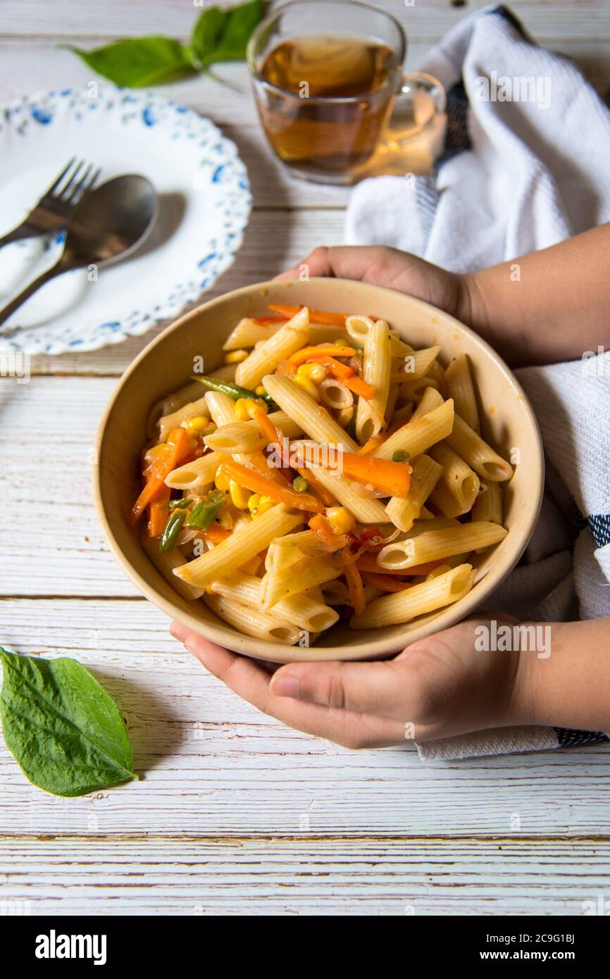 Fertig gekochte Pasta in einer Schüssel serviert und essen Tee auf einem Hintergrund Stockfoto