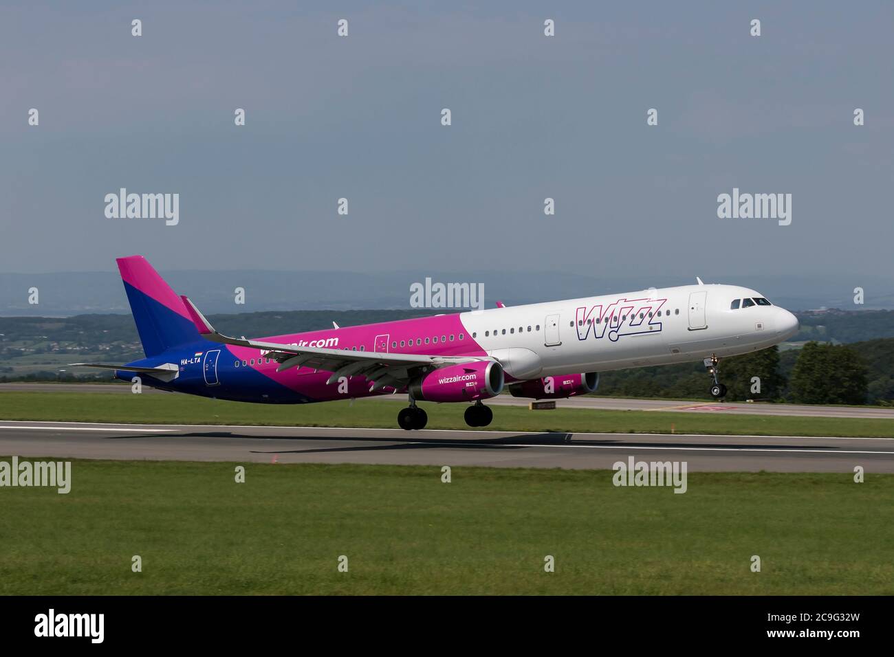 HA-LTA Airbus A320 -231 von Wizz Air of Hungary am Bristol International Airport am 31. Juli 2020 Stockfoto