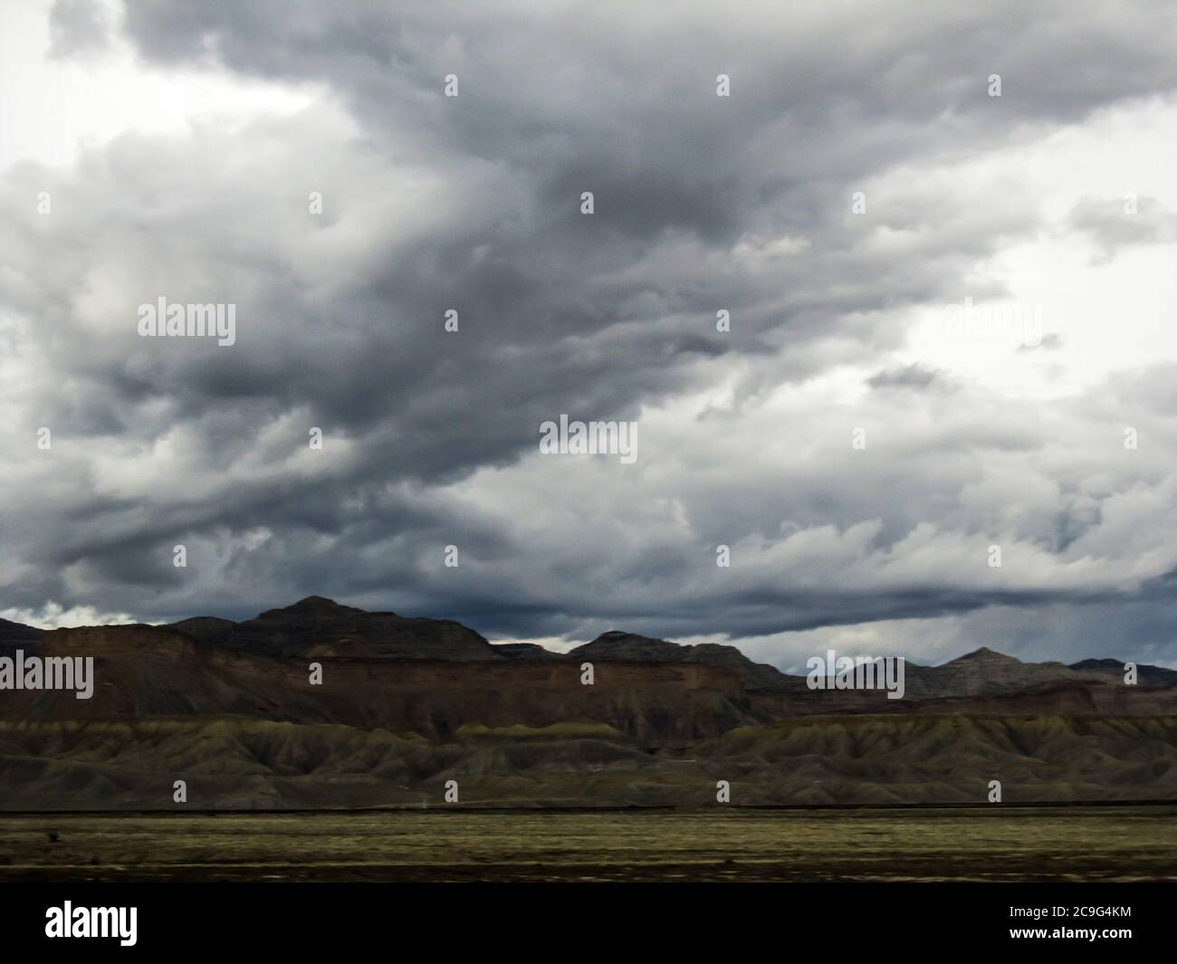Sturmwolken sammeln sich über den La Sal Mountains im Osten von Utah, USA, von der I-70 aus gesehen Stockfoto