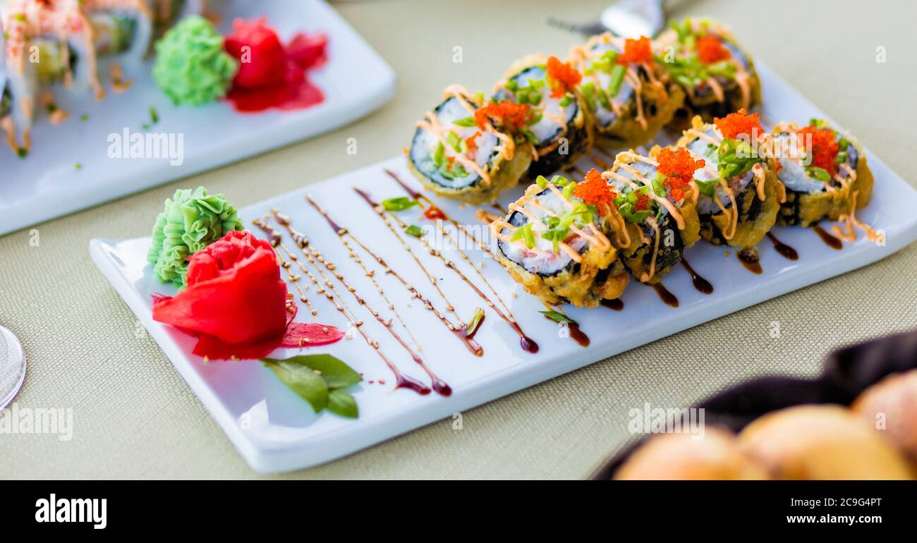 Sushi-Rolle mit Lachs, Aal, Thunfisch, Avocado, Royal Garnelen, Frischkäse Philadelphia, Kaviar Tobica, chuka. Sushi-Menü. Japanisches Essen. Stockfoto