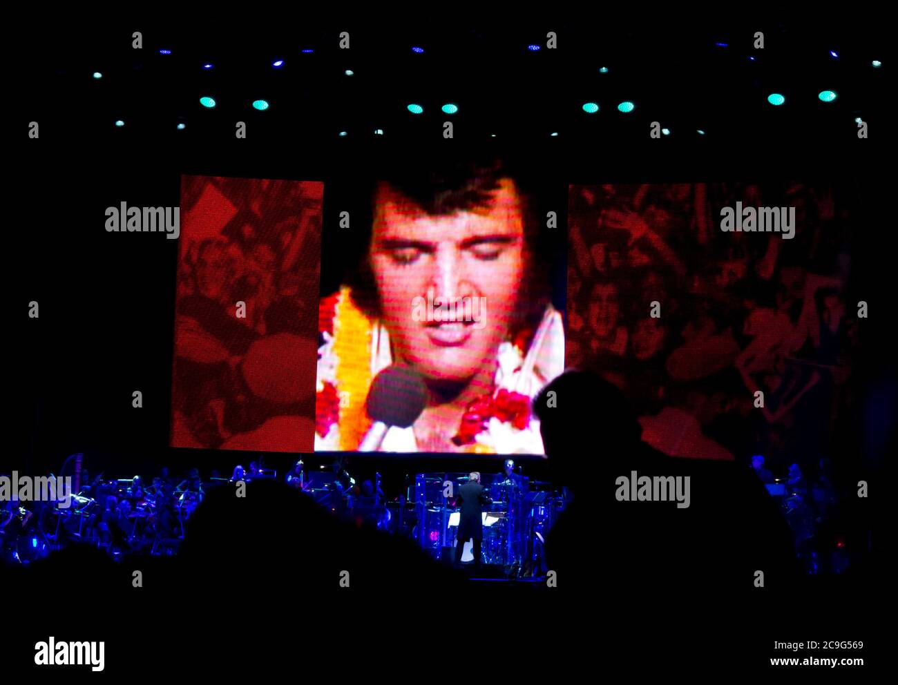 Elvis Presley in Concert Live on screen mit dem Royal Philharmonic Orchestra 2016 eine Konzerttour mit Videoaufnahmen von Elvis mit einem Live-Orchester. Stockfoto