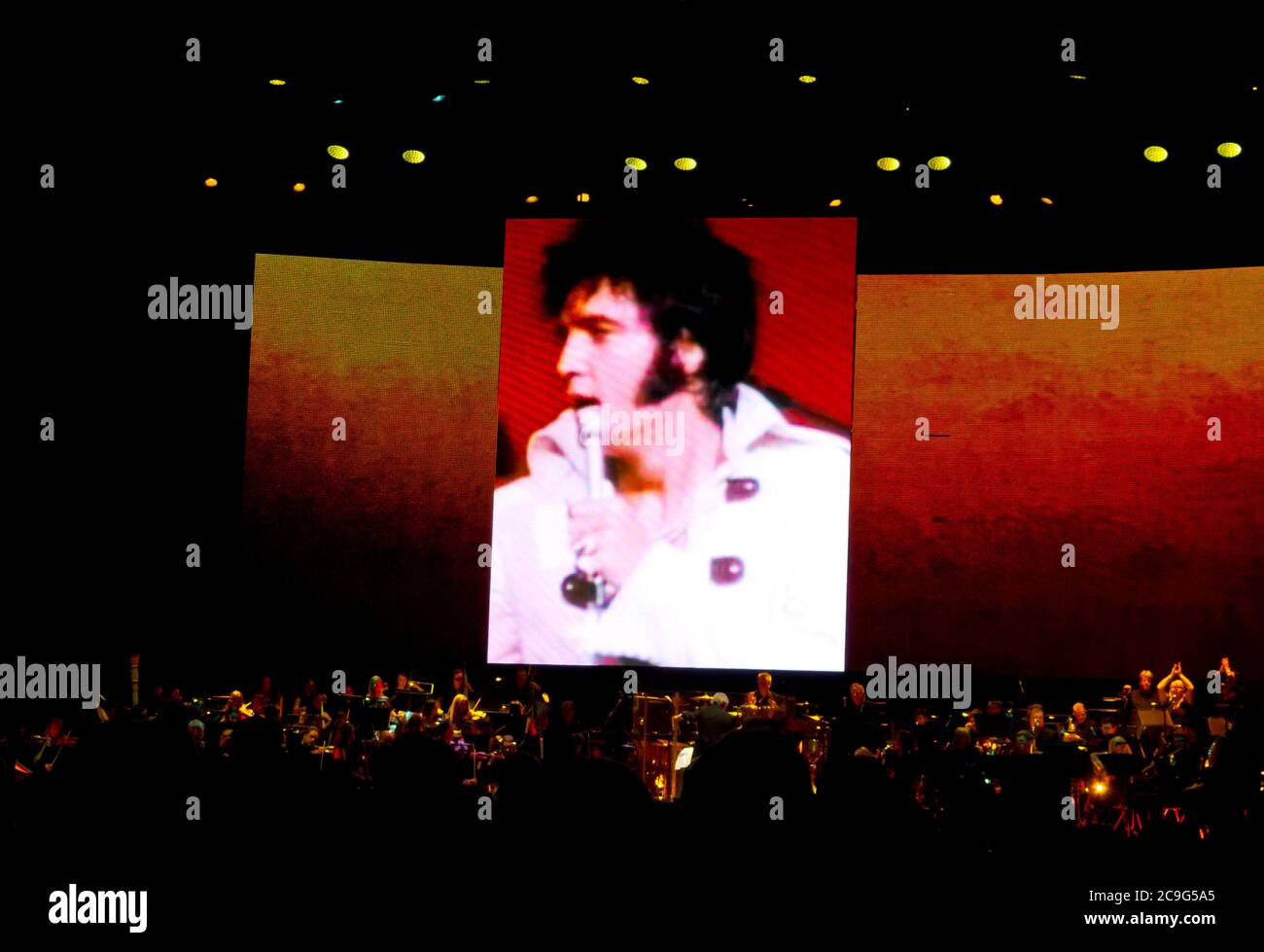 Elvis Presley in Concert Live on screen mit dem Royal Philharmonic Orchestra 2016 eine Konzerttour mit Videoaufnahmen von Elvis mit einem Live-Orchester. Stockfoto