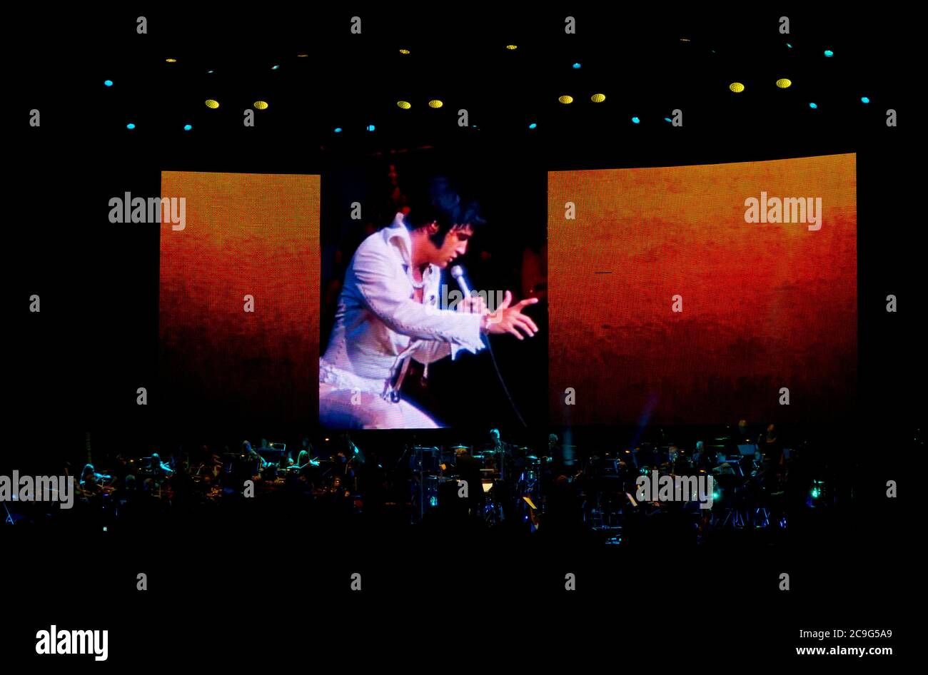 Elvis Presley in Concert Live on screen mit dem Royal Philharmonic Orchestra 2016 eine Konzerttour mit Videoaufnahmen von Elvis mit einem Live-Orchester. Stockfoto
