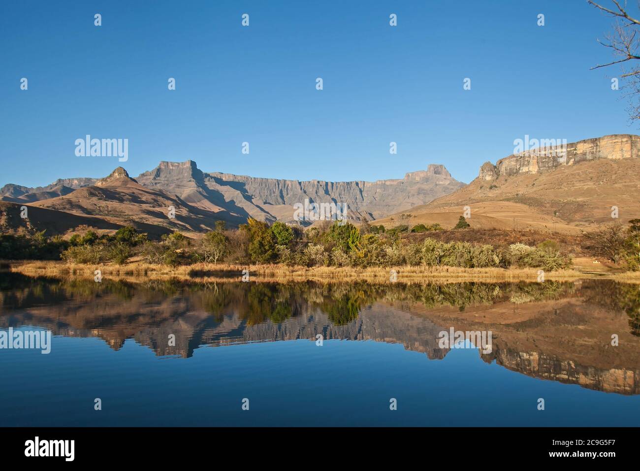 Szenische Reflexionen in einem Drakensberger See 11055 Stockfoto