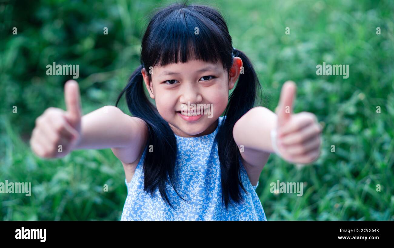 Portrait von einem glücklich lächelnden asiatischen Kind girl.16:9 Stil Stockfoto